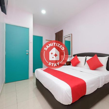 Oyo 89877 Sun Triang Hotel Kampong Kerayong Extérieur photo