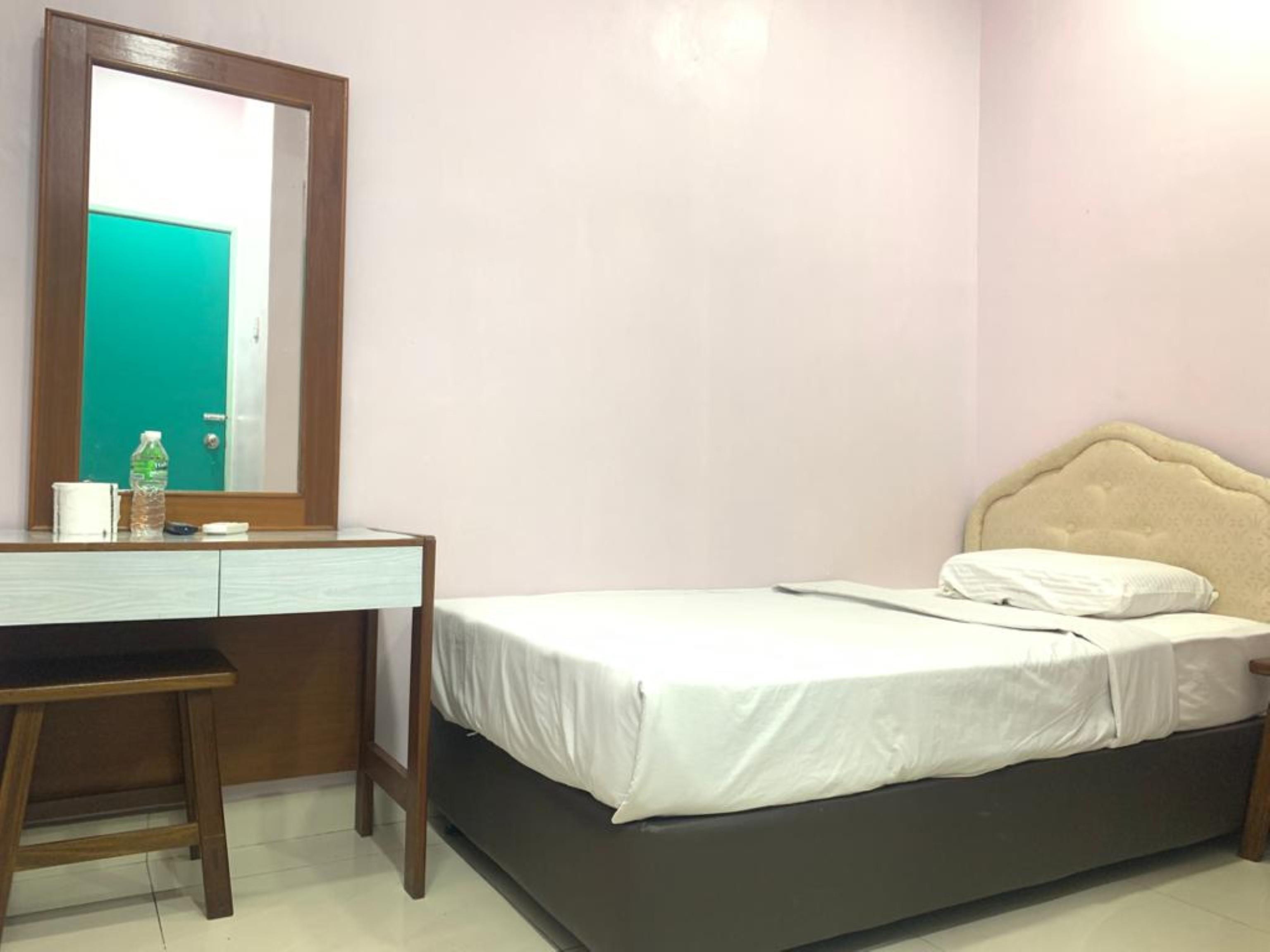 Oyo 89877 Sun Triang Hotel Kampong Kerayong Extérieur photo