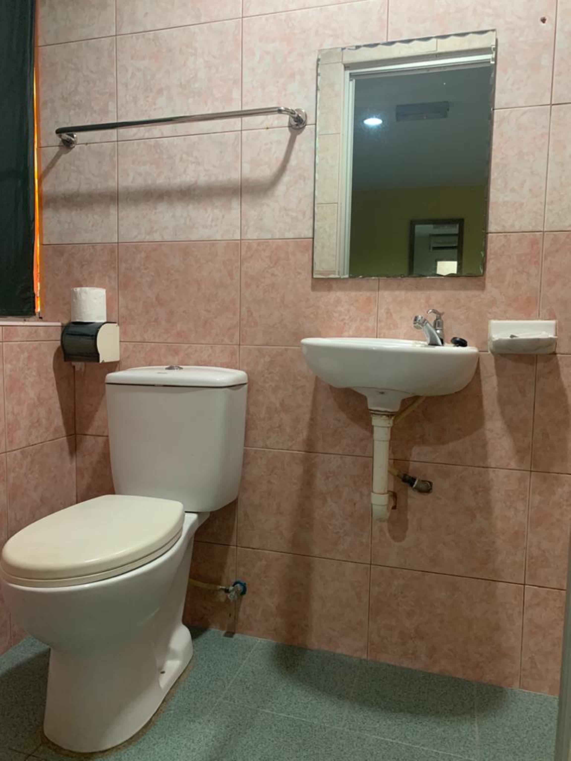 Oyo 89877 Sun Triang Hotel Kampong Kerayong Extérieur photo