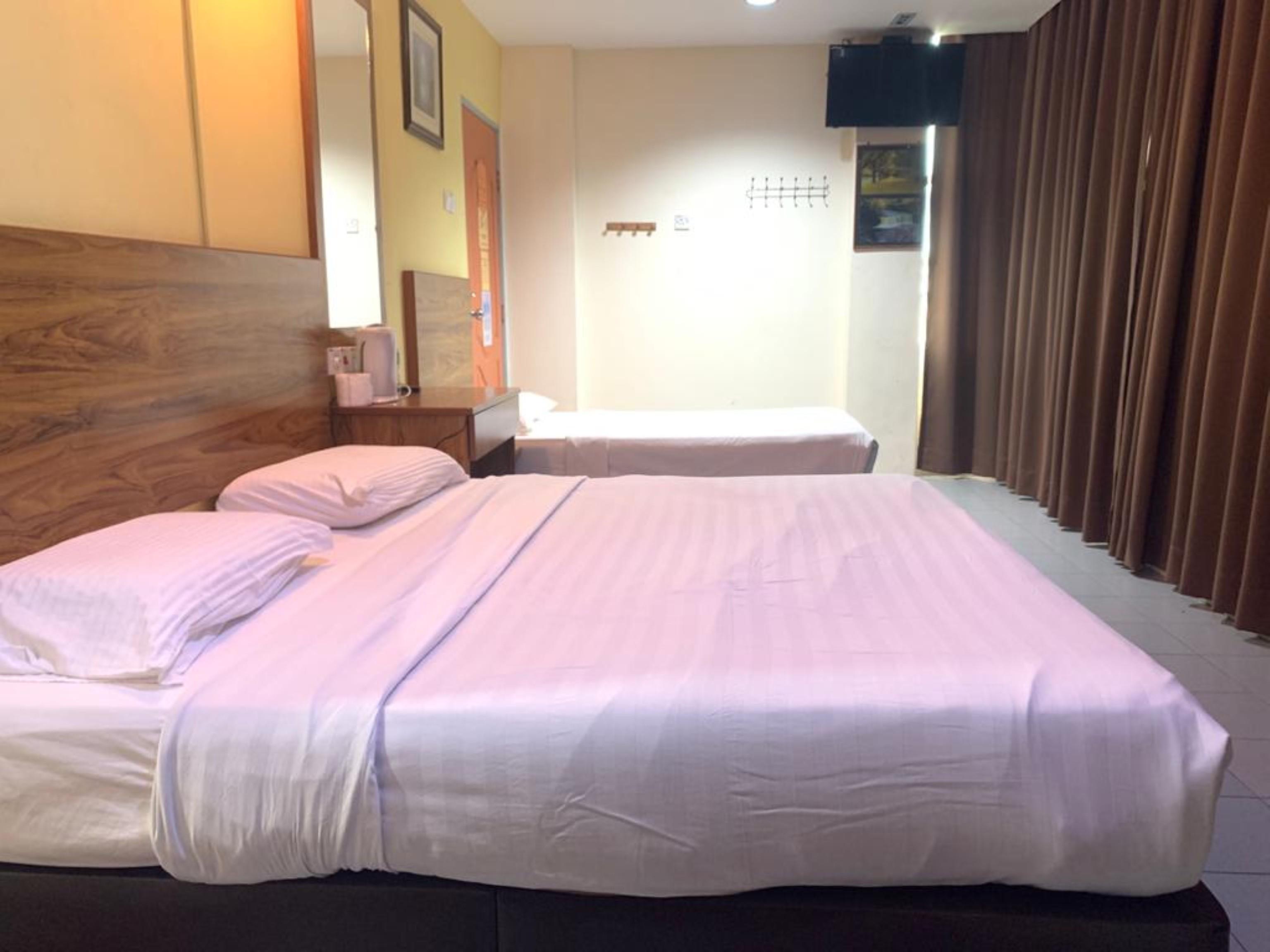 Oyo 89877 Sun Triang Hotel Kampong Kerayong Extérieur photo