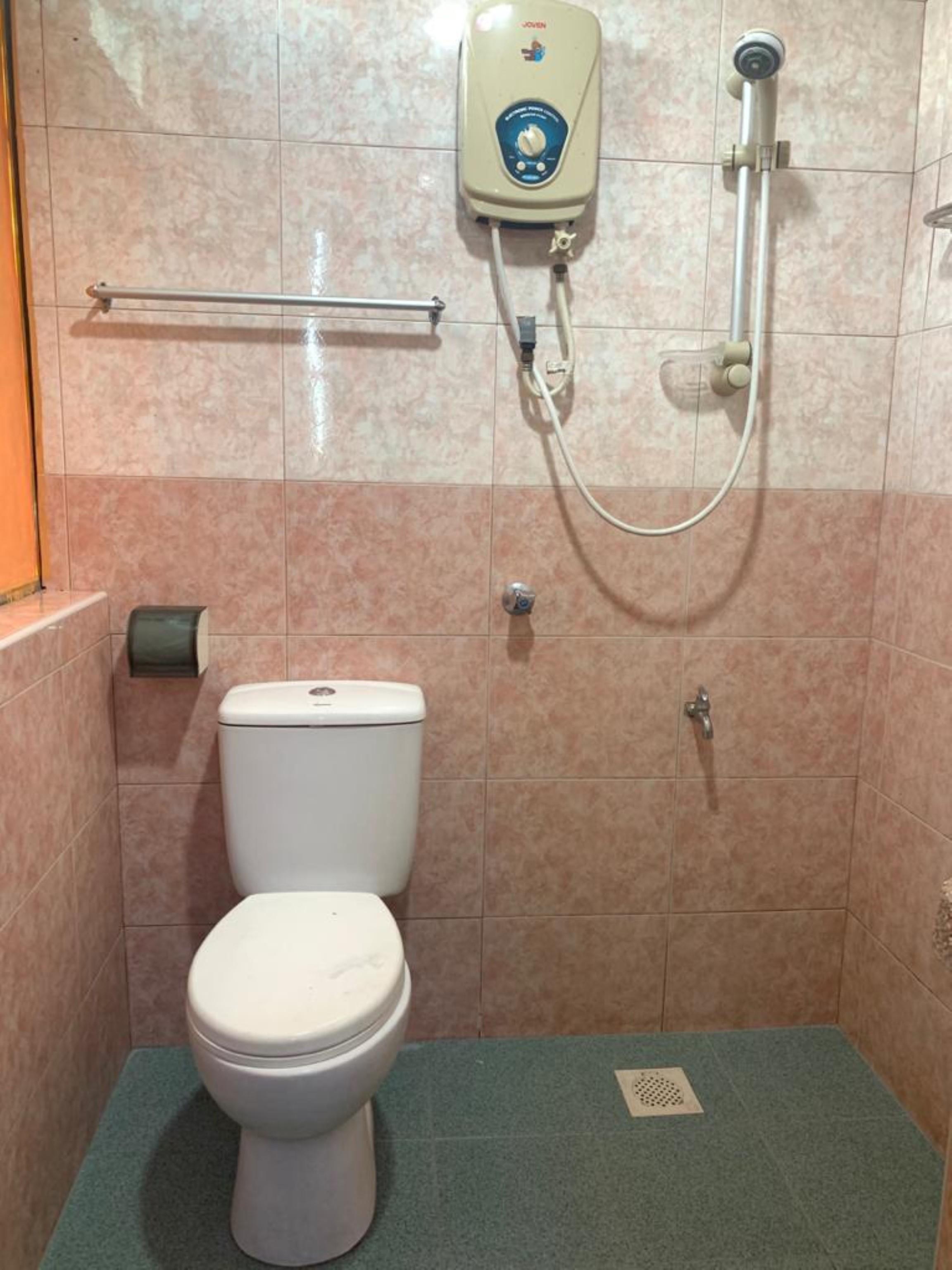 Oyo 89877 Sun Triang Hotel Kampong Kerayong Extérieur photo