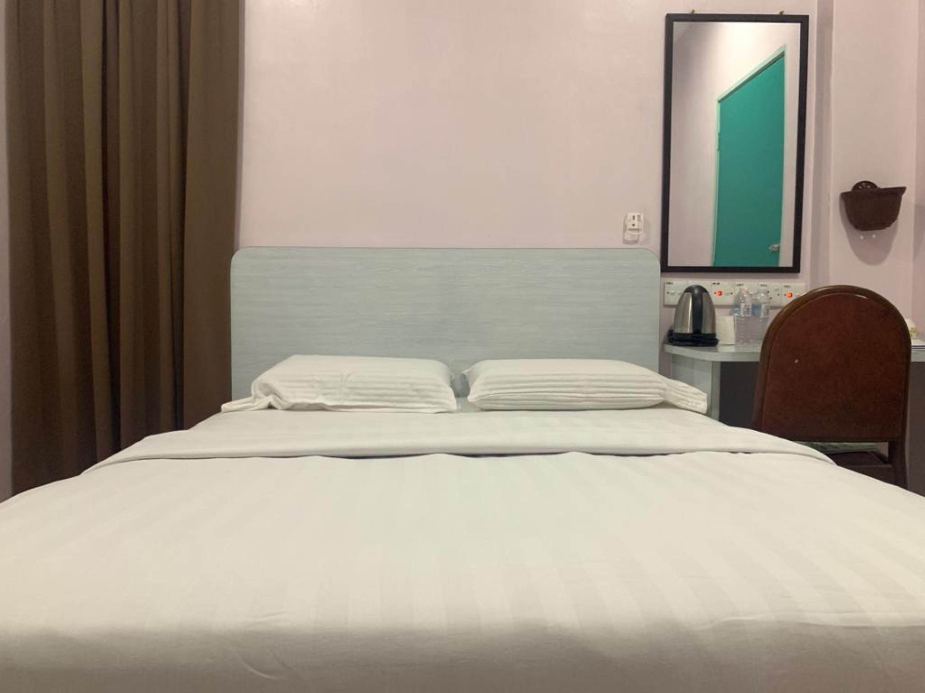 Oyo 89877 Sun Triang Hotel Kampong Kerayong Extérieur photo