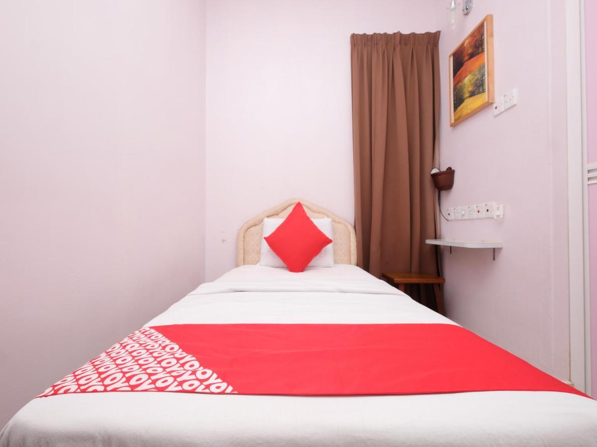 Oyo 89877 Sun Triang Hotel Kampong Kerayong Extérieur photo