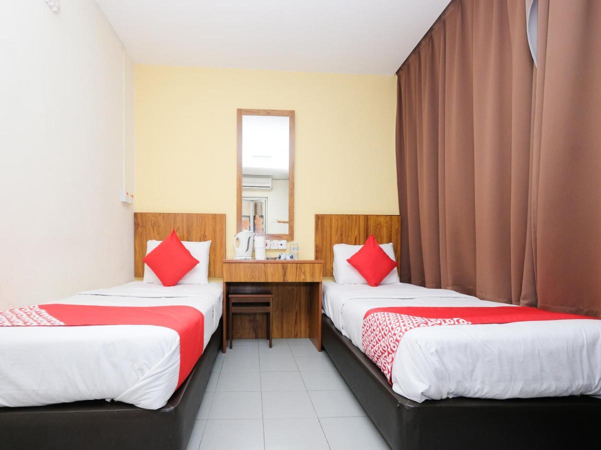 Oyo 89877 Sun Triang Hotel Kampong Kerayong Extérieur photo