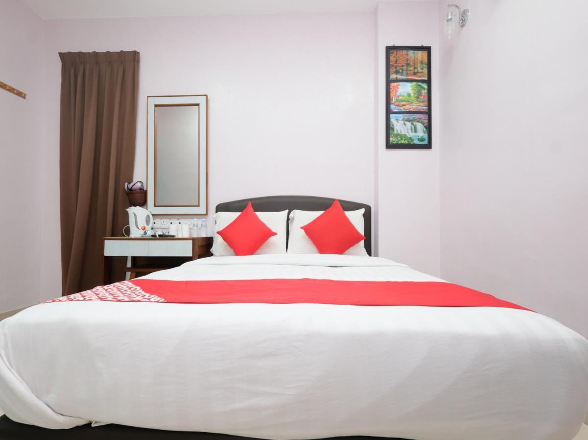 Oyo 89877 Sun Triang Hotel Kampong Kerayong Extérieur photo