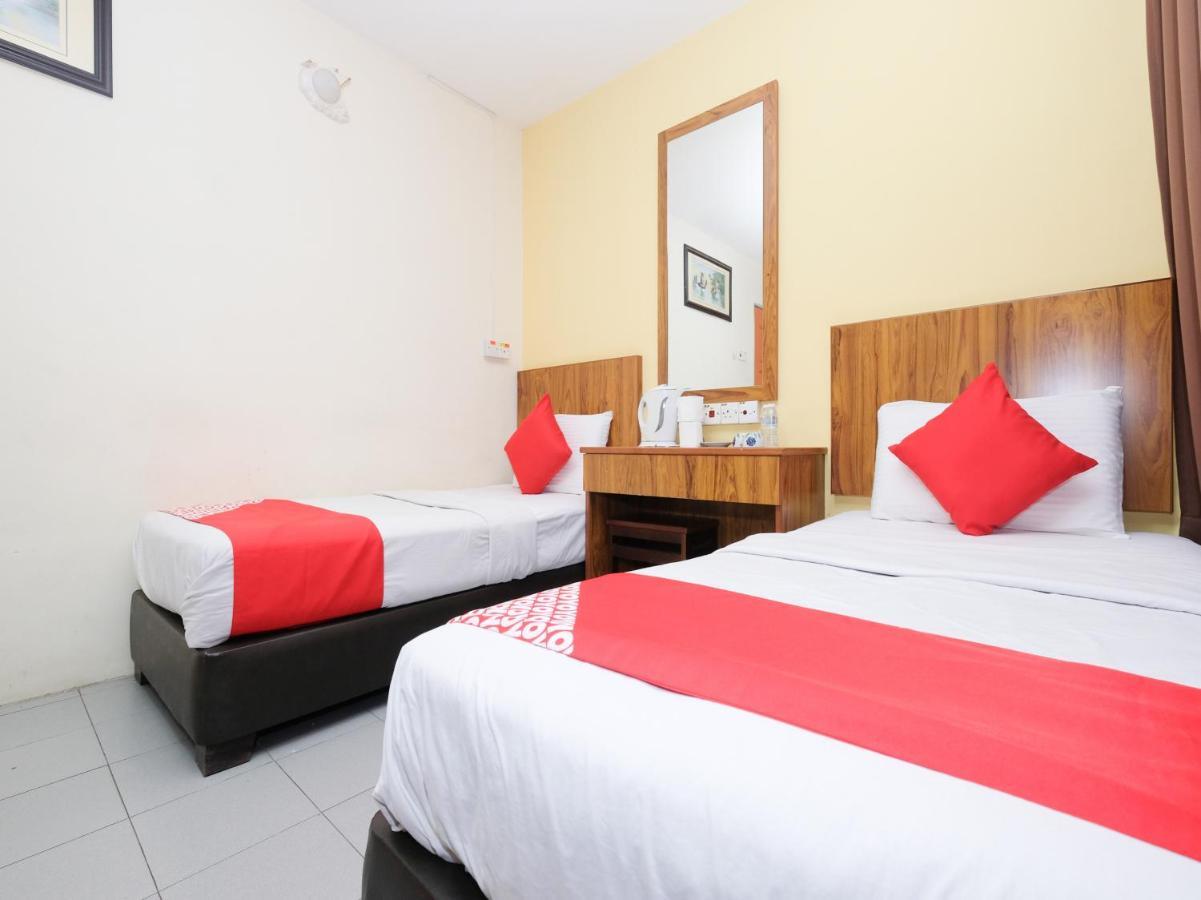 Oyo 89877 Sun Triang Hotel Kampong Kerayong Extérieur photo