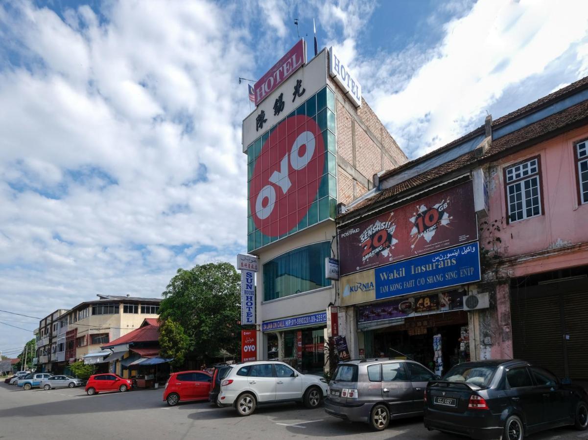 Oyo 89877 Sun Triang Hotel Kampong Kerayong Extérieur photo