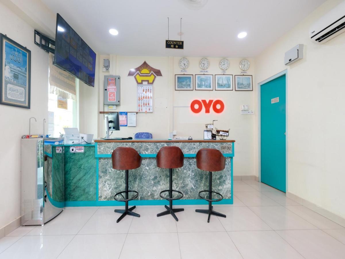 Oyo 89877 Sun Triang Hotel Kampong Kerayong Extérieur photo
