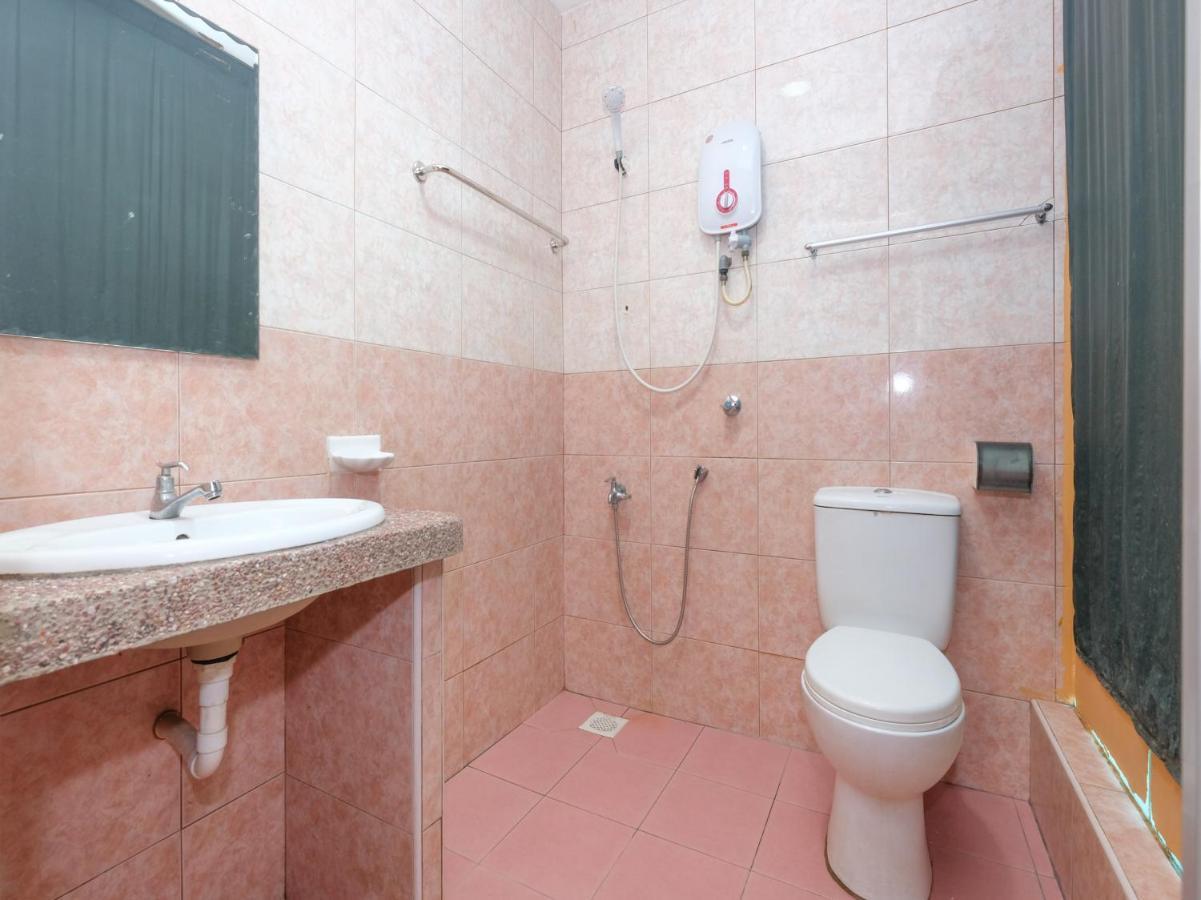 Oyo 89877 Sun Triang Hotel Kampong Kerayong Extérieur photo